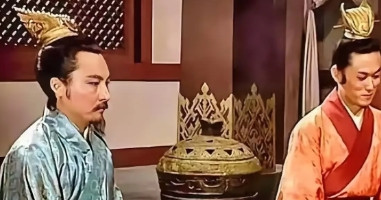 225年，曹丕东巡，臧霸前来拜见。曹丕笑里藏刀：老将军总督徐州辛苦，当入京为执金