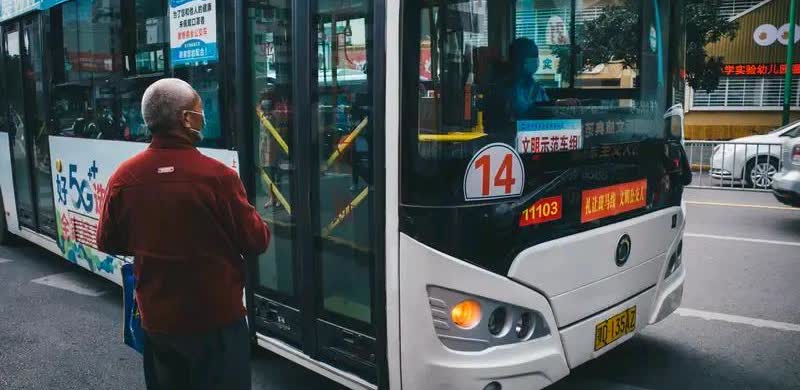 今早大连公交车一大爷上车就开始骂骂咧咧的骂上班的年轻人，说，现在的年轻人