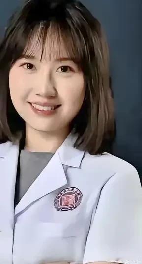 曾医生早已经离婚，人家是单身，有追求自己幸福的权利。她的丈夫也是一名医生，那个院