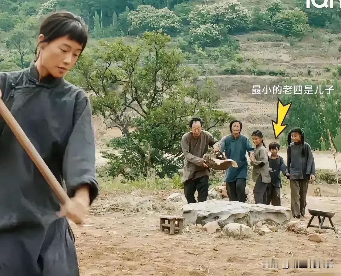 银子一家说来还真是奇怪！明明有一家六口人，虽然母亲病重，但银子弟妹也都不小了，