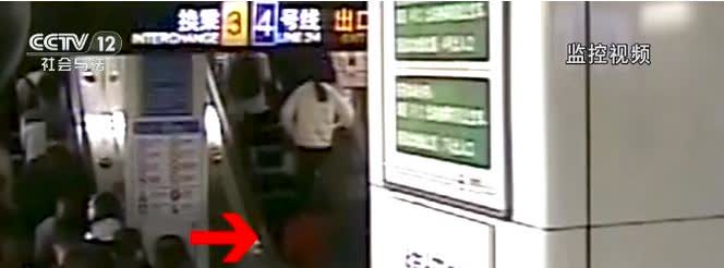 “谁还敢扶？”上海7旬老太乘坐扶梯时，重心不稳向后倒去，幸好一男子眼疾手快拼死相