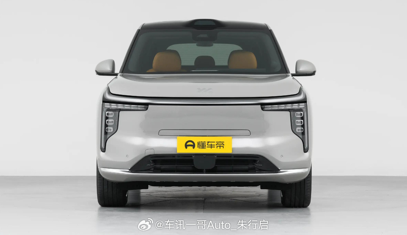 智己LS8的实车图曝光，新车定位于中大型SUV，搭载全线控灵蜥数字底盘，支持四轮