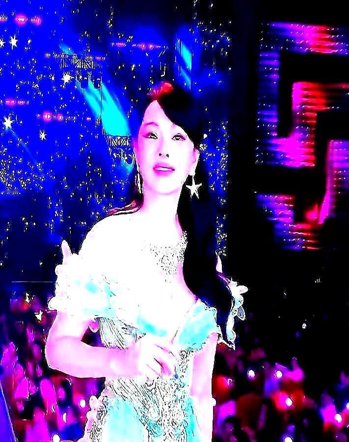 秦昊为伊能静，主动抱被子去隔壁睡了整整三年。外面传他俩早掰了，他一声不吭。