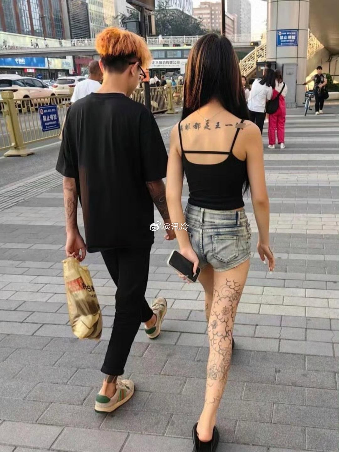 精神小妹在后背纹了一行字“满眼都是…”希望如此吧