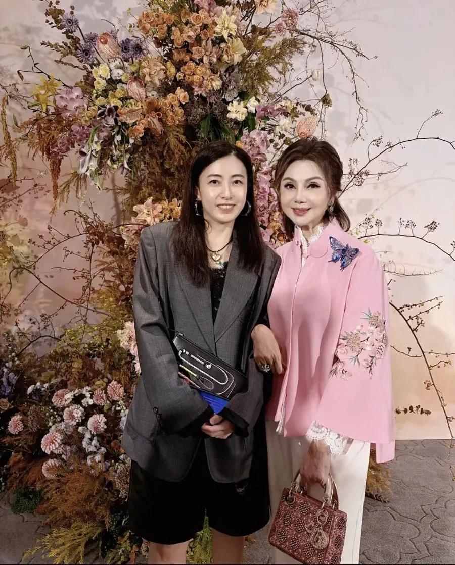 甘比去喝奚梦瑶何猷君喜酒的状态，真的让人觉得她当下的婚姻好幸福哦，有一种被滋养的