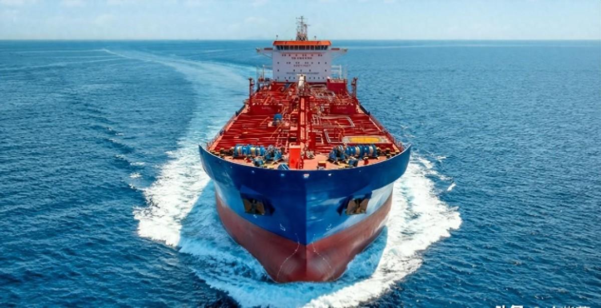 一艘装满180万桶原油的巨轮，在公海上被全副武装的美军特种兵从天而降直接夺走。船