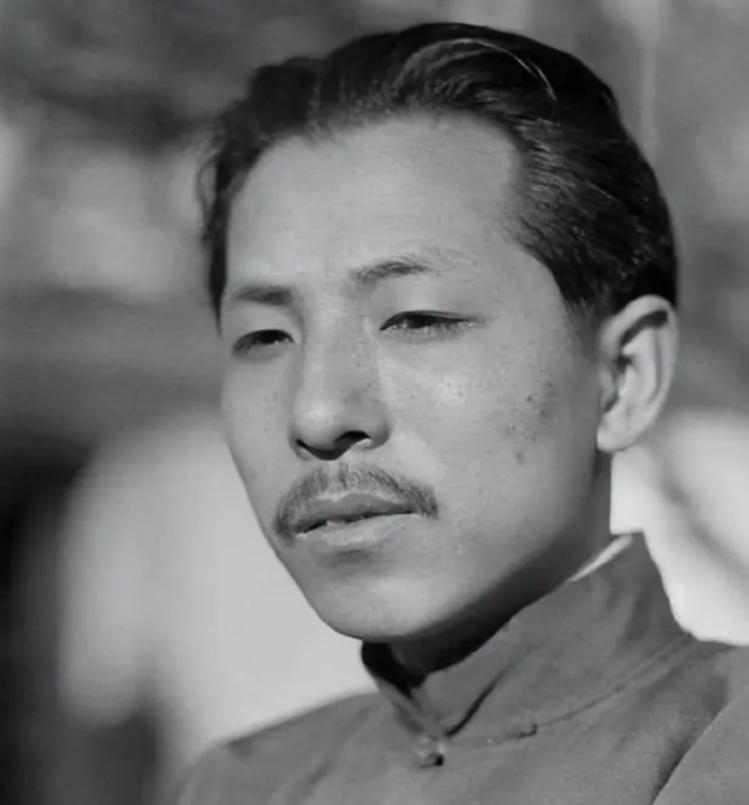 1938年，张学良钓完鱼，有点饿，就向一个老农要了几个红薯吃。当晚，张学良让卫兵