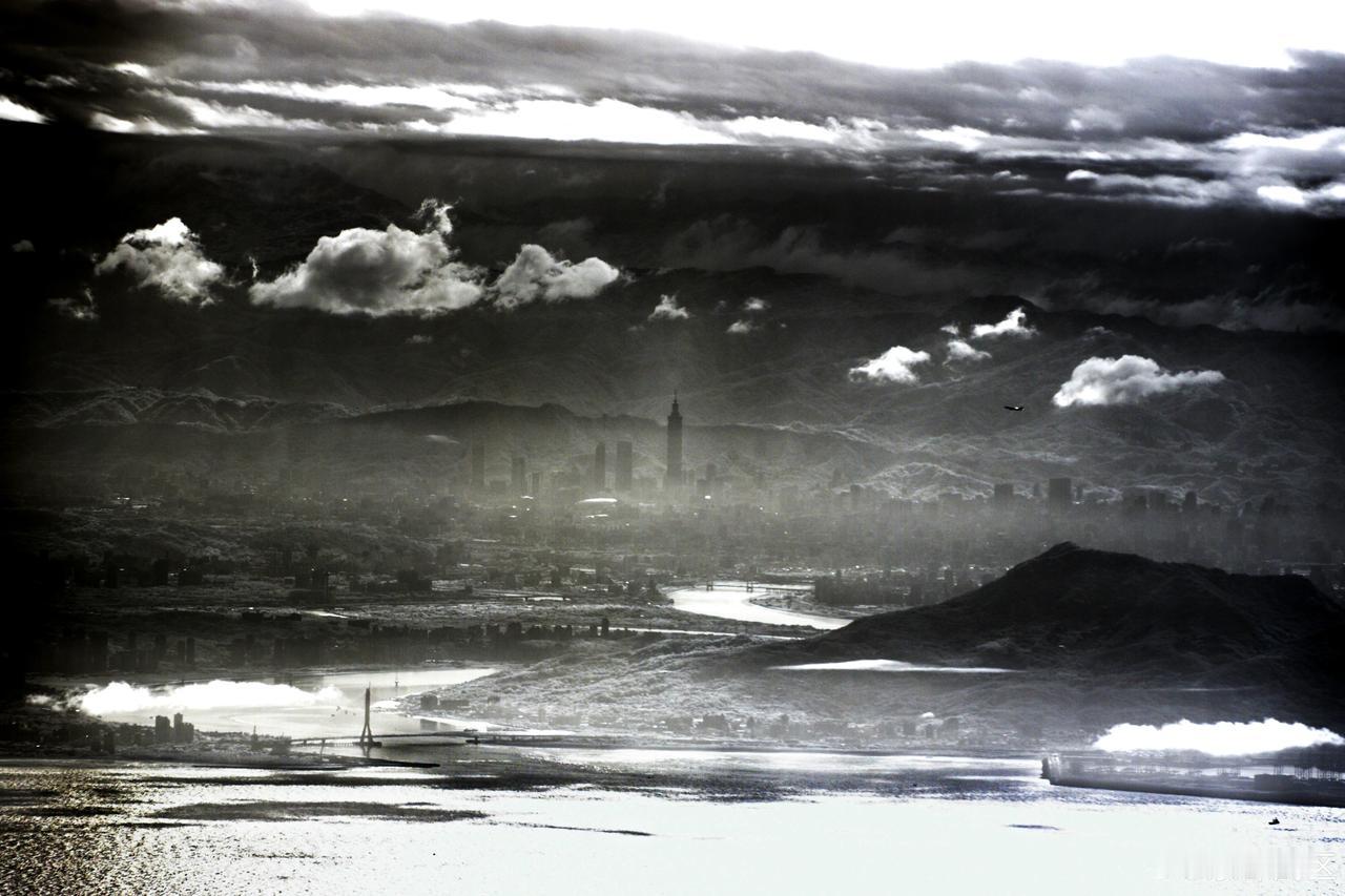 [呲牙笑]高清大图，《风雨飘摇的伪政权》——是无人机拍摄的台北市区照片，101大