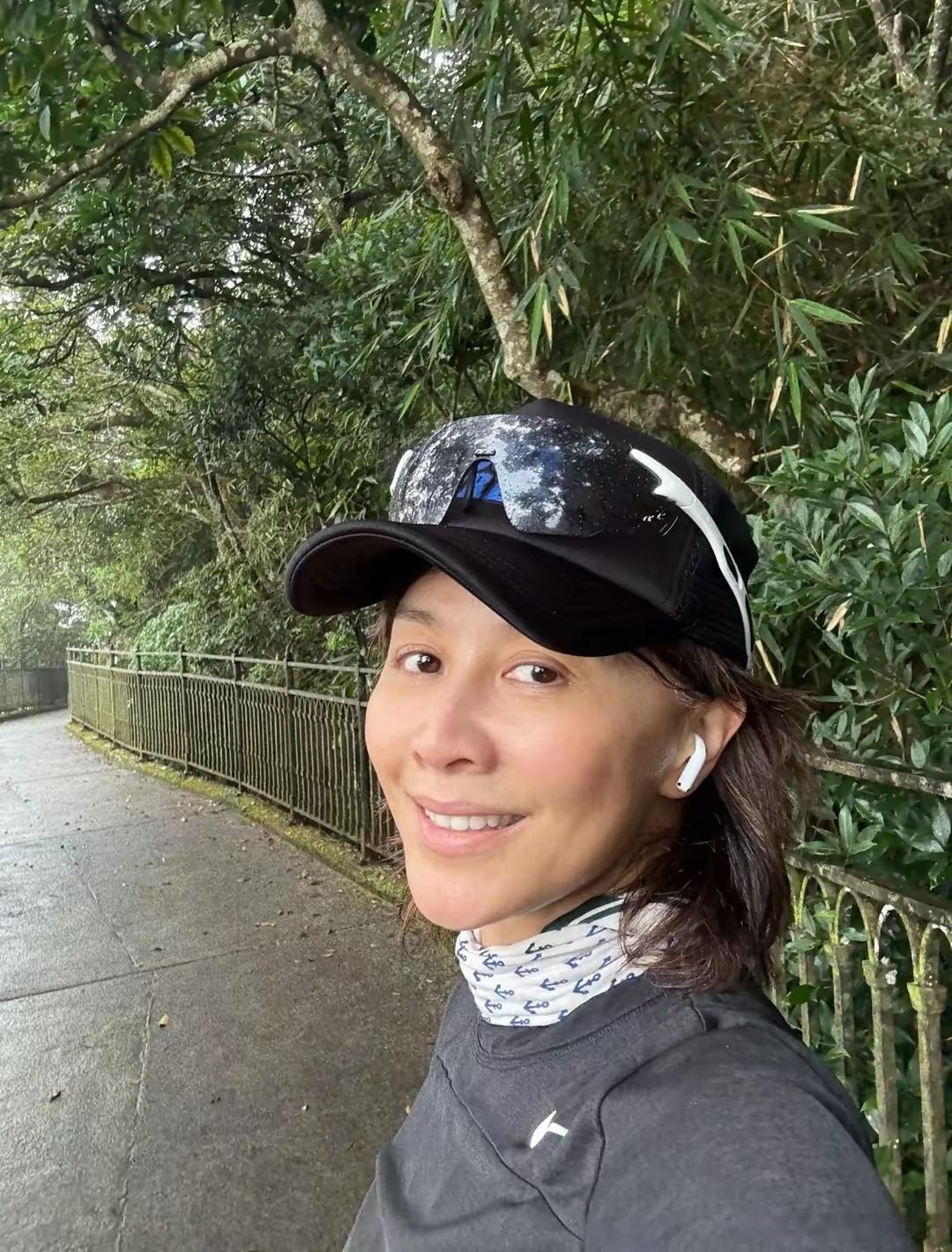 难怪刘嘉玲敢晒素颜照，60岁素颜这状态说30岁都有人信​​​
