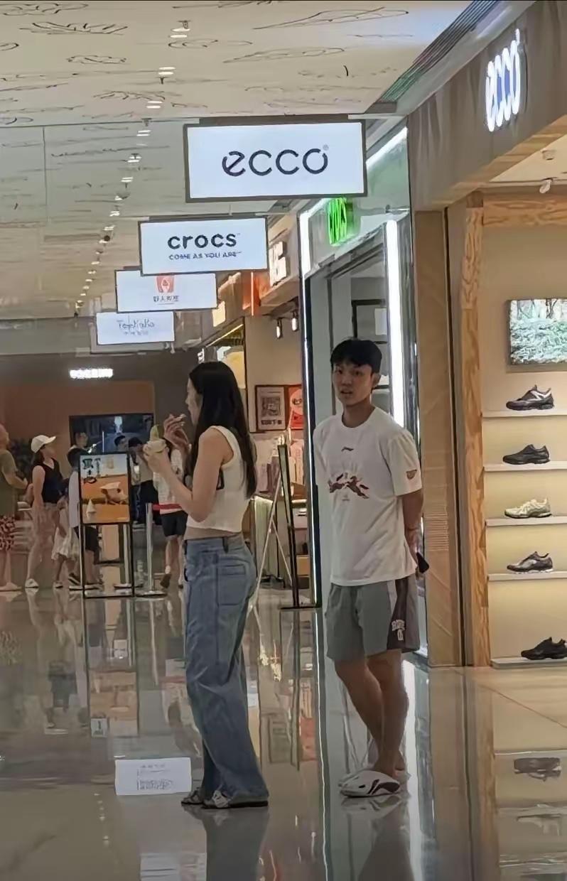 徐杰逛街还是非常接地气的，出门穿拖鞋
