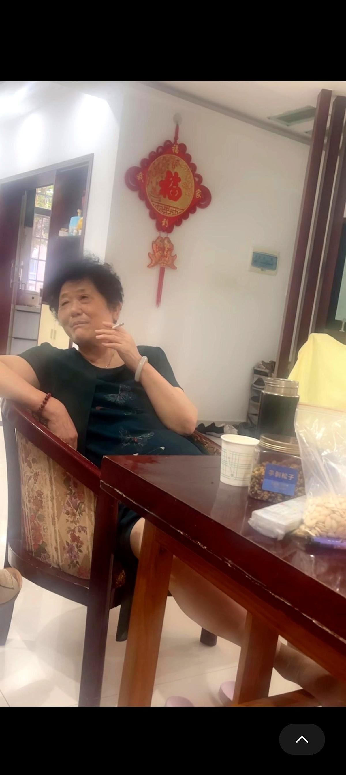 胡老师73了，她独自一人在县城生活。她那三个儿子都想接她过去，可她就是不去，坚