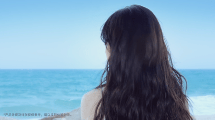 和田曦薇一起去看星星海田曦薇在海边，阳光是金色的，海面是闪光的，她跑起来的时候