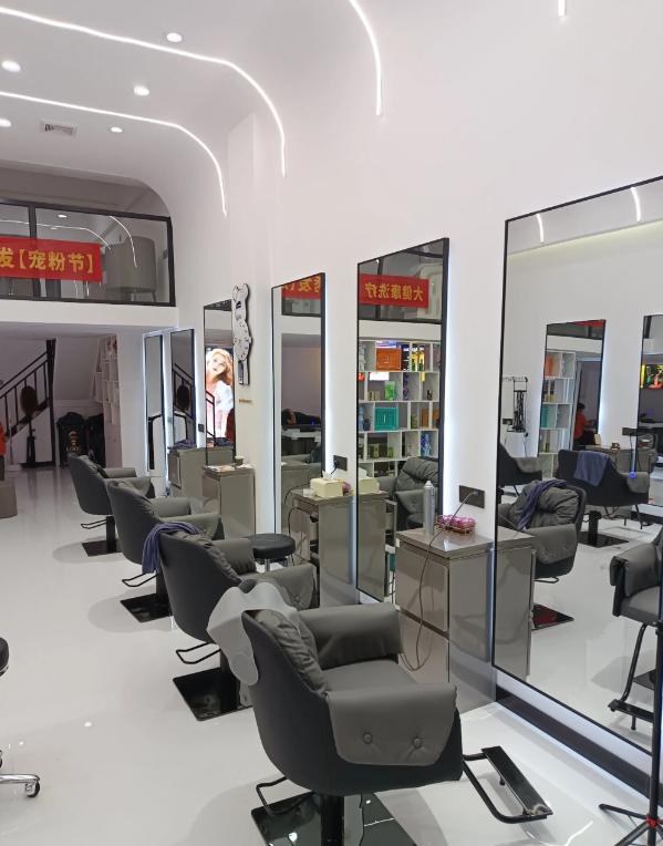 这年头，理发店倒得比韭菜还快。不是电商抢生意，也不是没人剪头发，而是这帮Tony