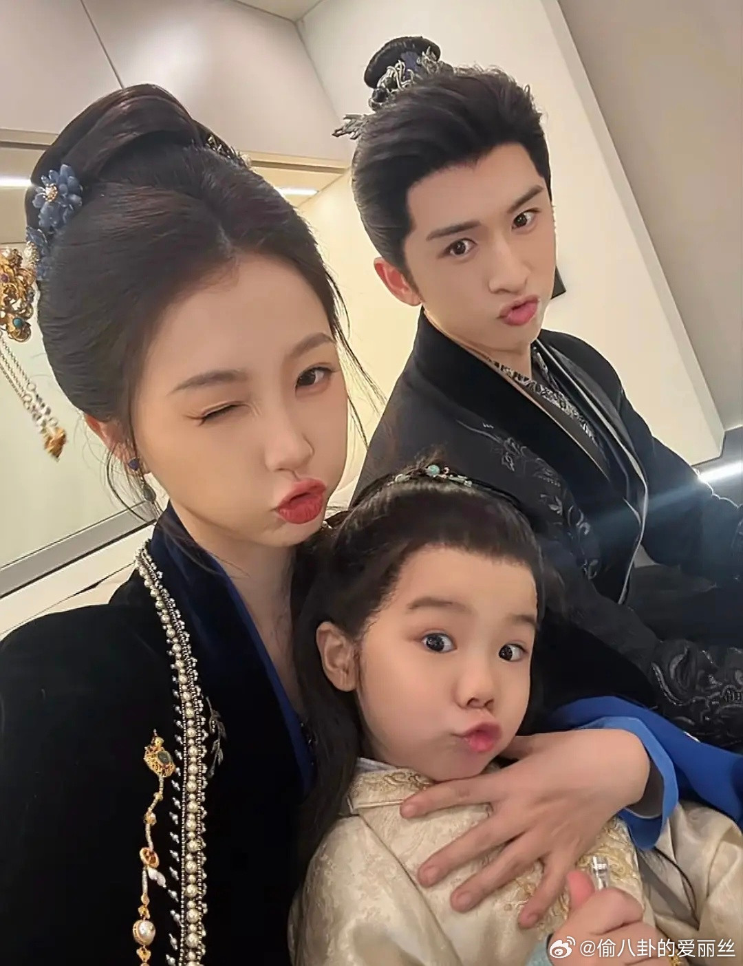 这到底是怎么搞的？明明是同一个人在两张照片里，两个人都长得不像