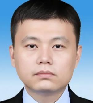 2006年，广东顺德海关的一名普通公务员晚上回到家，悄悄对妻子说：“老婆，我的银