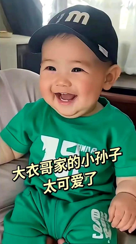大衣哥朱之文给孙子取名朱发顺，这名儿咋听咋像大衣哥的父辈。要说这娃的长相啊，