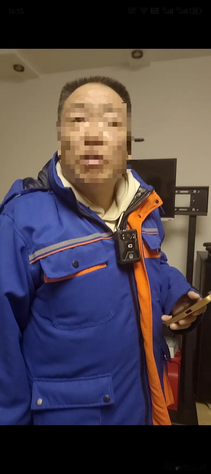 太原热力公司测温人员居然戴着"警徽记录仪"上门？网友炸锅了：这是服务还是执法？