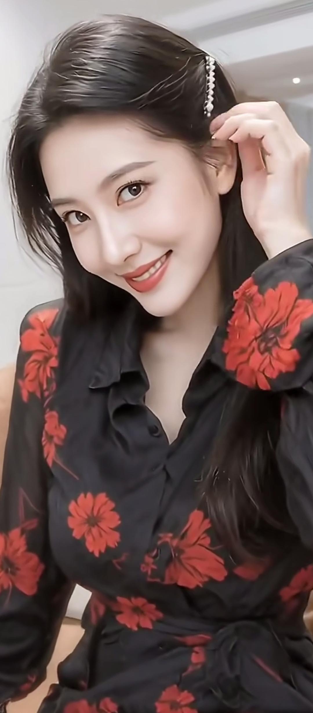 优雅红黑撞色，绽放迷人魅力！🌹💃