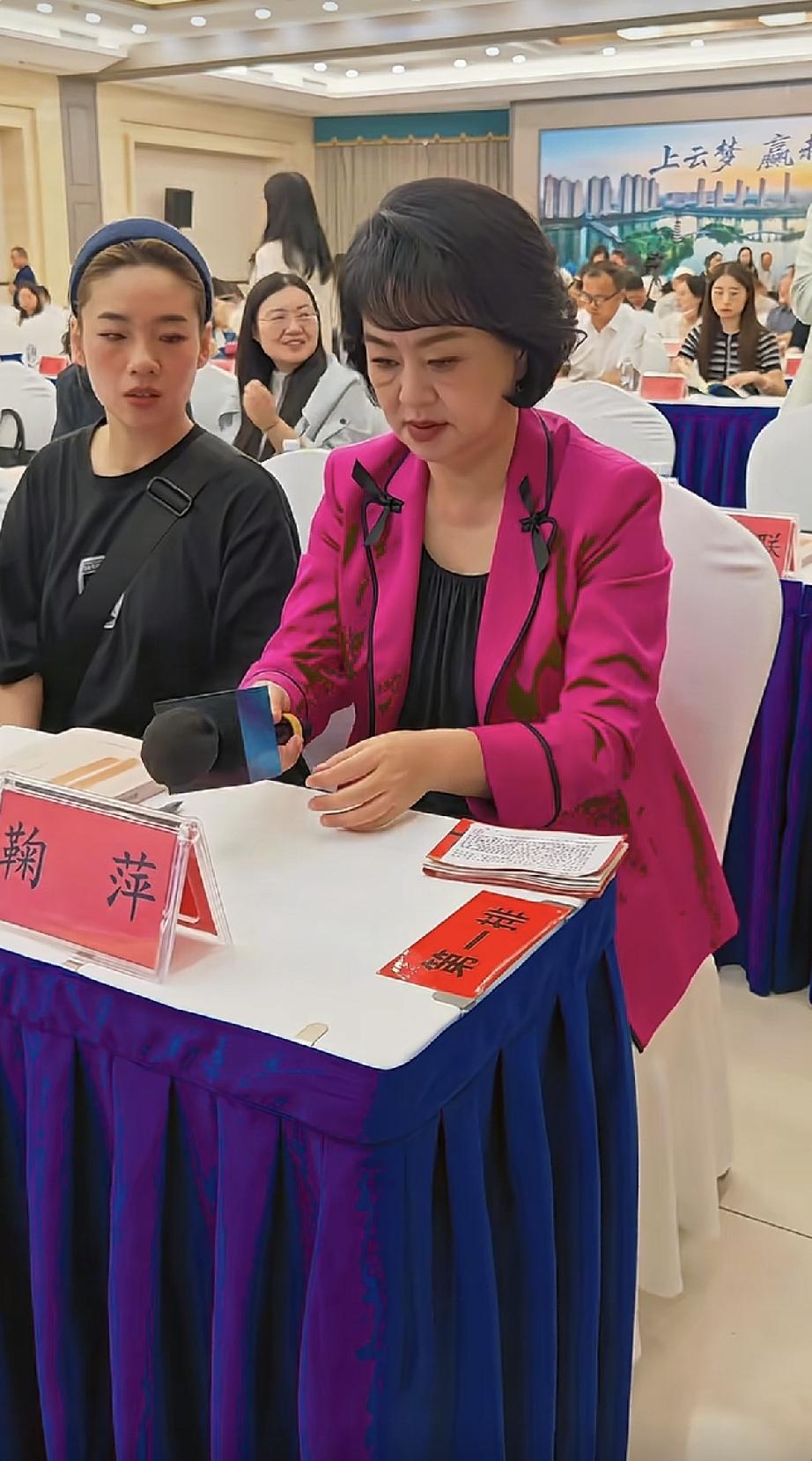 鞠萍姐姐现身湖北云梦县参加活动，脸上怎么成这样了，太吓人了，好显老啊，像七八十岁