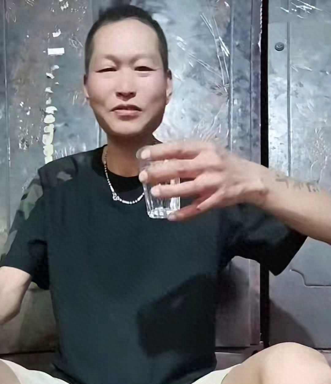 5月7日哈尔滨日报报道，深夜，河南漯河40岁的网红郭永华，因长期酗酒把身体拖