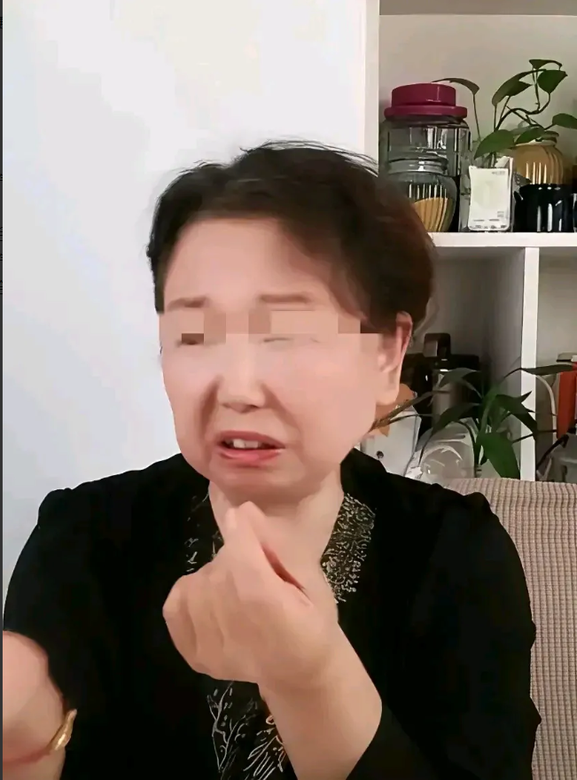 又是谁给大娘的底气？老杜大娘这两天底气十足，频繁出来直播。喊话