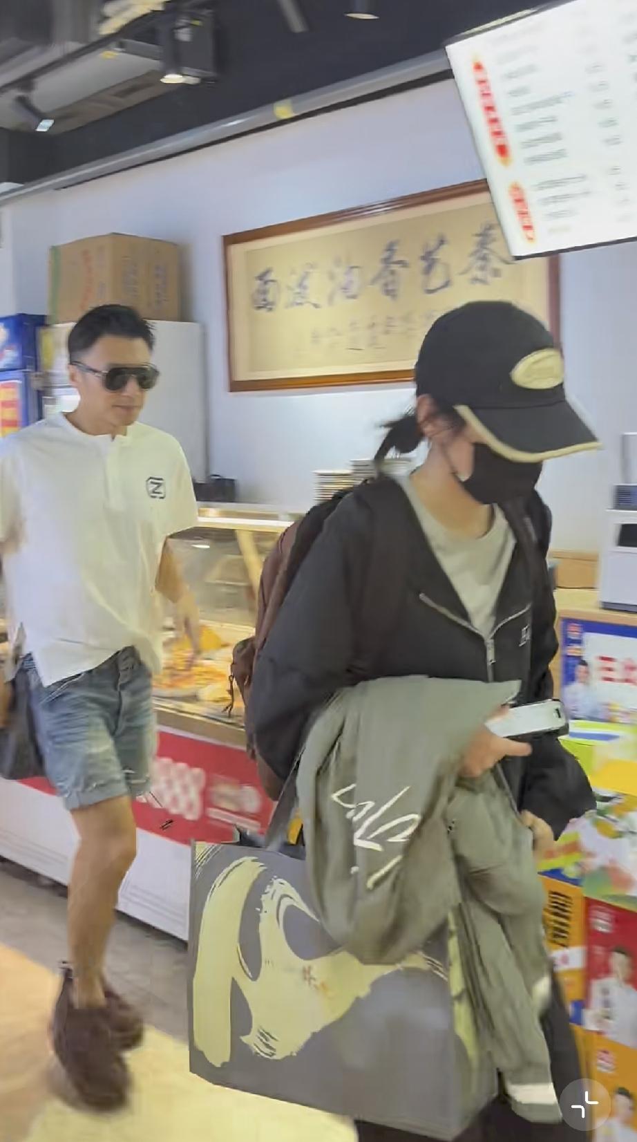 6月26日，谢霆锋到西安曲江的一家小店吃凉皮和肉夹馍，只带了两名工作人员，他出门