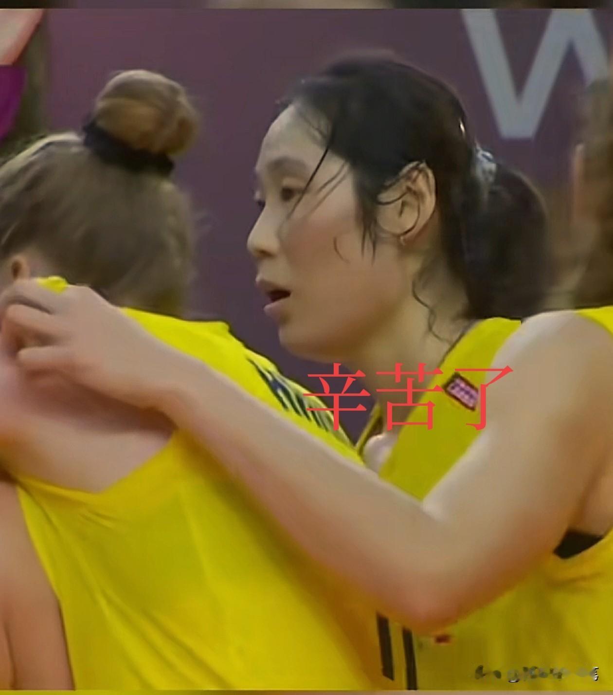 朱婷头发湿的像萝卜丝[大笑]，这一幕，真让人心疼[捂脸哭]巴西圣保罗的夏季阳光明