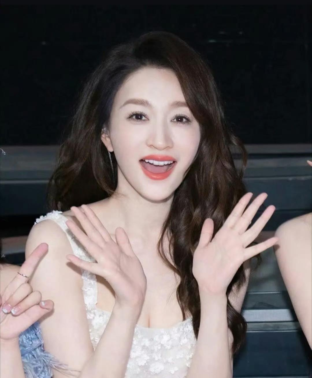 终于明白李小冉为什么唱跳都不行，却能在浪姐火出圈了，不是因为她长得好看，也不