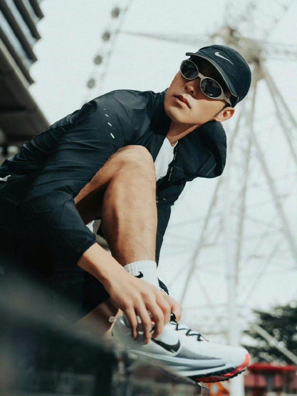 偶遇陈昊森跑上海马拉松从大银幕到马拉松赛道，陈昊森用脚步丈量坚持！首次挑战全马