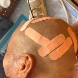 最近天津有件事上了热搜，看得人心里直揪得慌——一位老人花10块钱理了个发，结果回