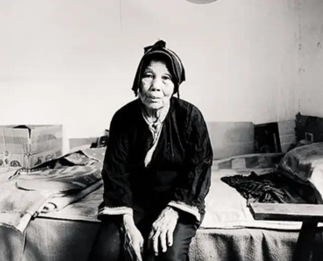 邓玉民，苗族，出生于1927年，海南保亭响水镇什齐村人。1943年，16岁的邓
