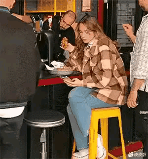 这是个狠人啊！看看美女惊讶的表情，你就能感觉到当时有多么的疼痛，隔着屏幕都能感觉