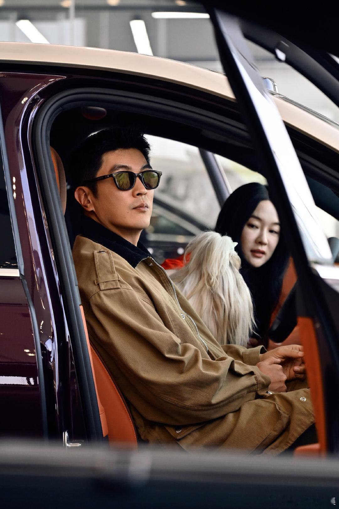 霍思燕杜江北京车展现场下订褪去明星光环，霍思燕杜江就是一对认真选车的普通父母。