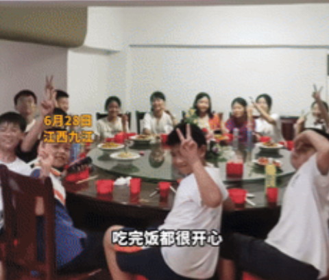 江西老板娘倒贴300块请21名穷学生吃散伙饭，网友：这才是最高级的炫富！