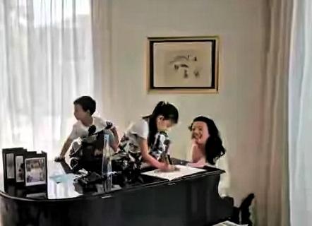 奶奶的心，是玥玥，和琳琳，她们是，张兰的心尖尖，小时候，在桌上，玩，闹，没规矩，