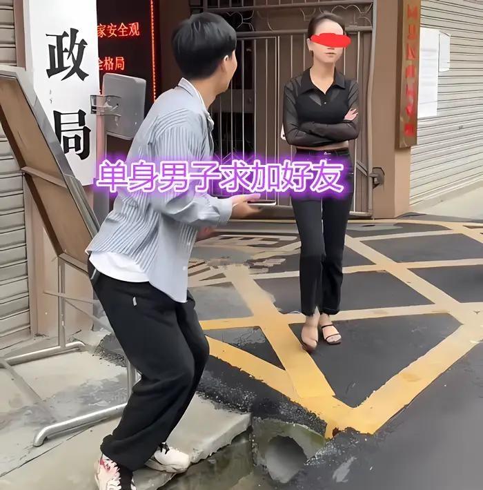 民政局门口，刚办完离婚手续，男人还在原地闷闷不乐。前妻刚走出大门，一位单身
