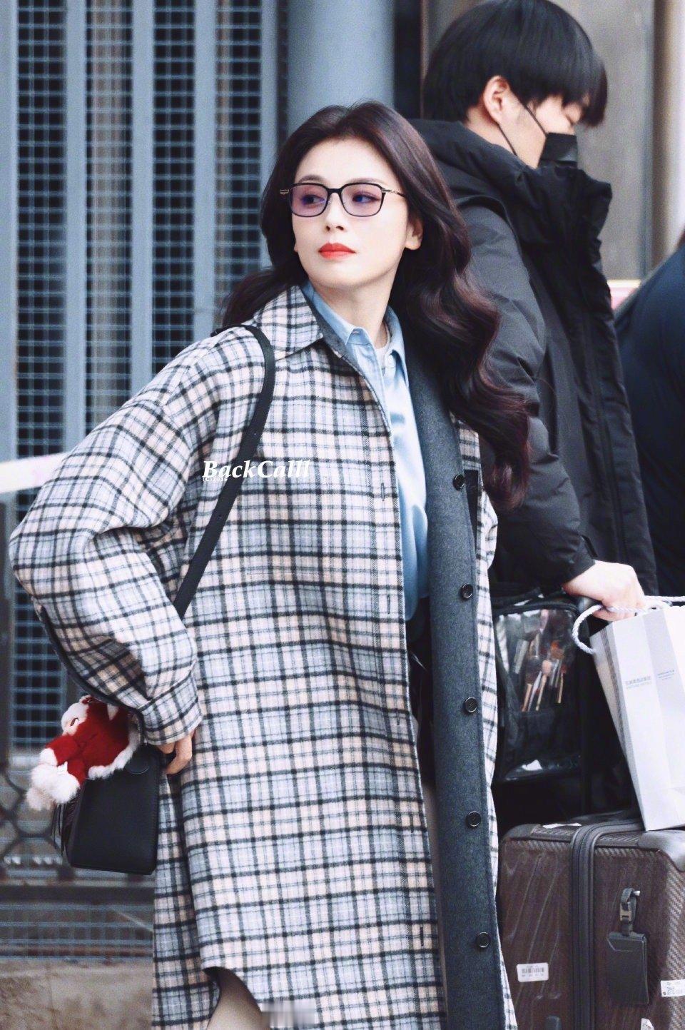 刘涛现身春晚彩排现场刘涛春晚彩排路透释出，状态真的太好了！经典的卷发造型搭配格