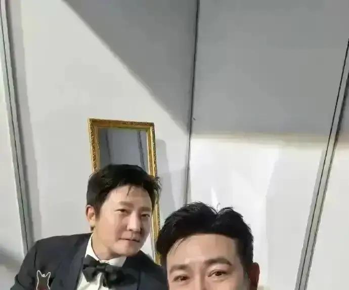 他和陆毅合作，从不签合同。不是关系铁到不需要，而是他们的信任，早就走在了法