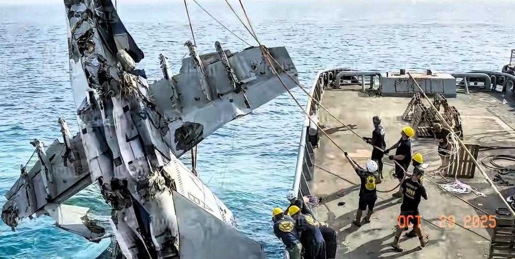 反正美国人,无论如何打死都不会承认!美军机掉海里整件事情都比较玄乎,美国这艘航