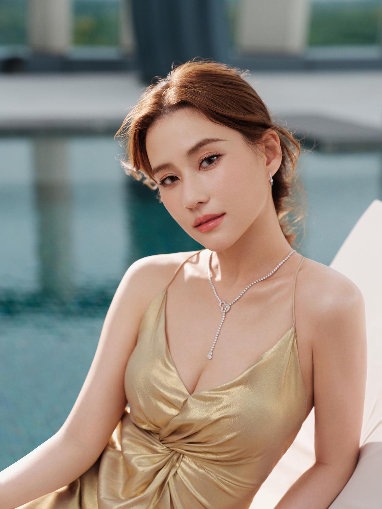 何超莲这颜值和身材，窦骁结婚后怎么舍得长期不在她身边，实在有点难以理解。