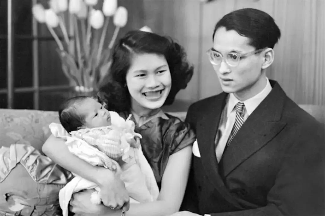 诗丽吉王后一如既往地爱笑，老国王一如既往地不苟言笑。诗丽吉王后怀中的婴儿一如既往