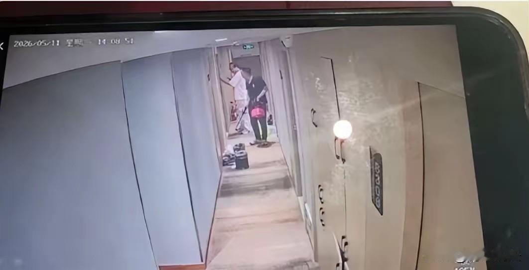 湖北武汉，一个20来岁妙龄女子，沐浴完还没来得及穿衣，门外传来了敲门声，她惊慌失