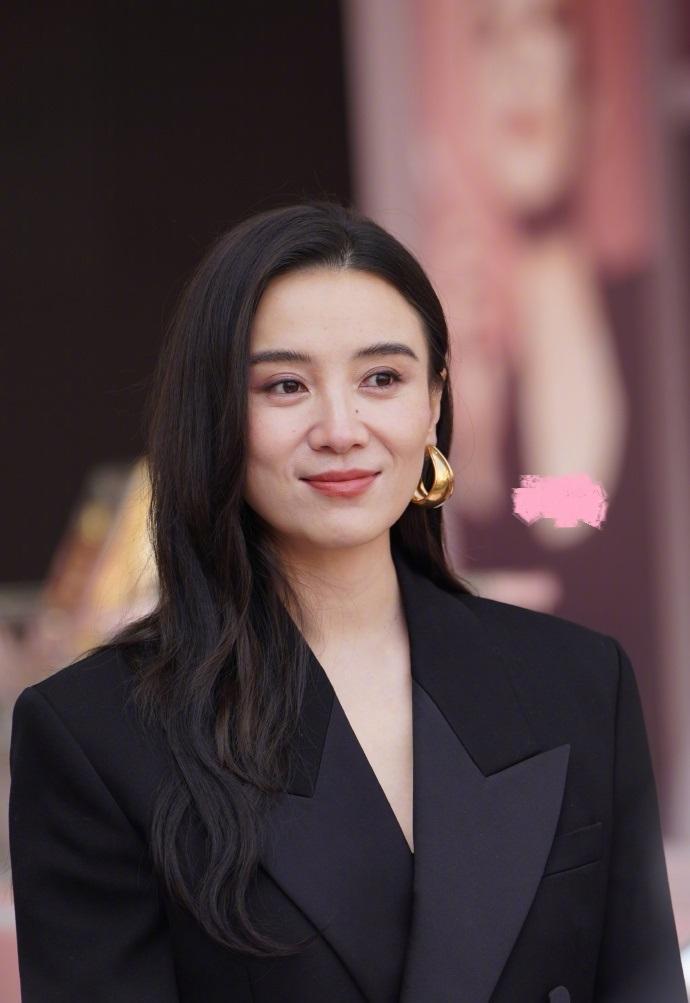 今天宋佳在杭州出席时尚活动，她这回穿了一身黑色的西装，看上去格外的潇洒。她上