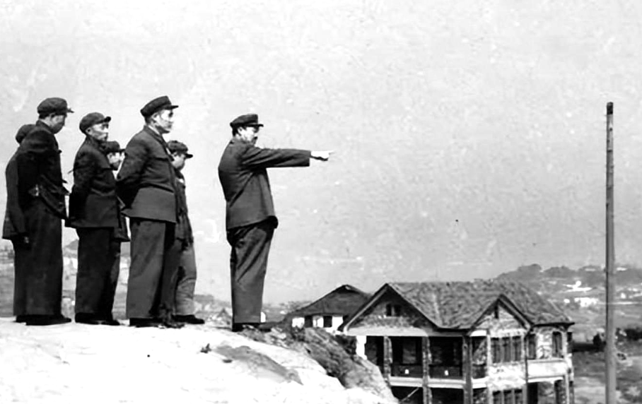 1952年，西南军区司令前往重庆北碚山视察，见到“山丘上盖起了1排小洋楼”。司令