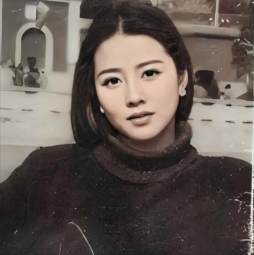 1969年，知青张梅香被公社副主任黄书良叫到办公室。一进门，黄书良就从身后抱住了