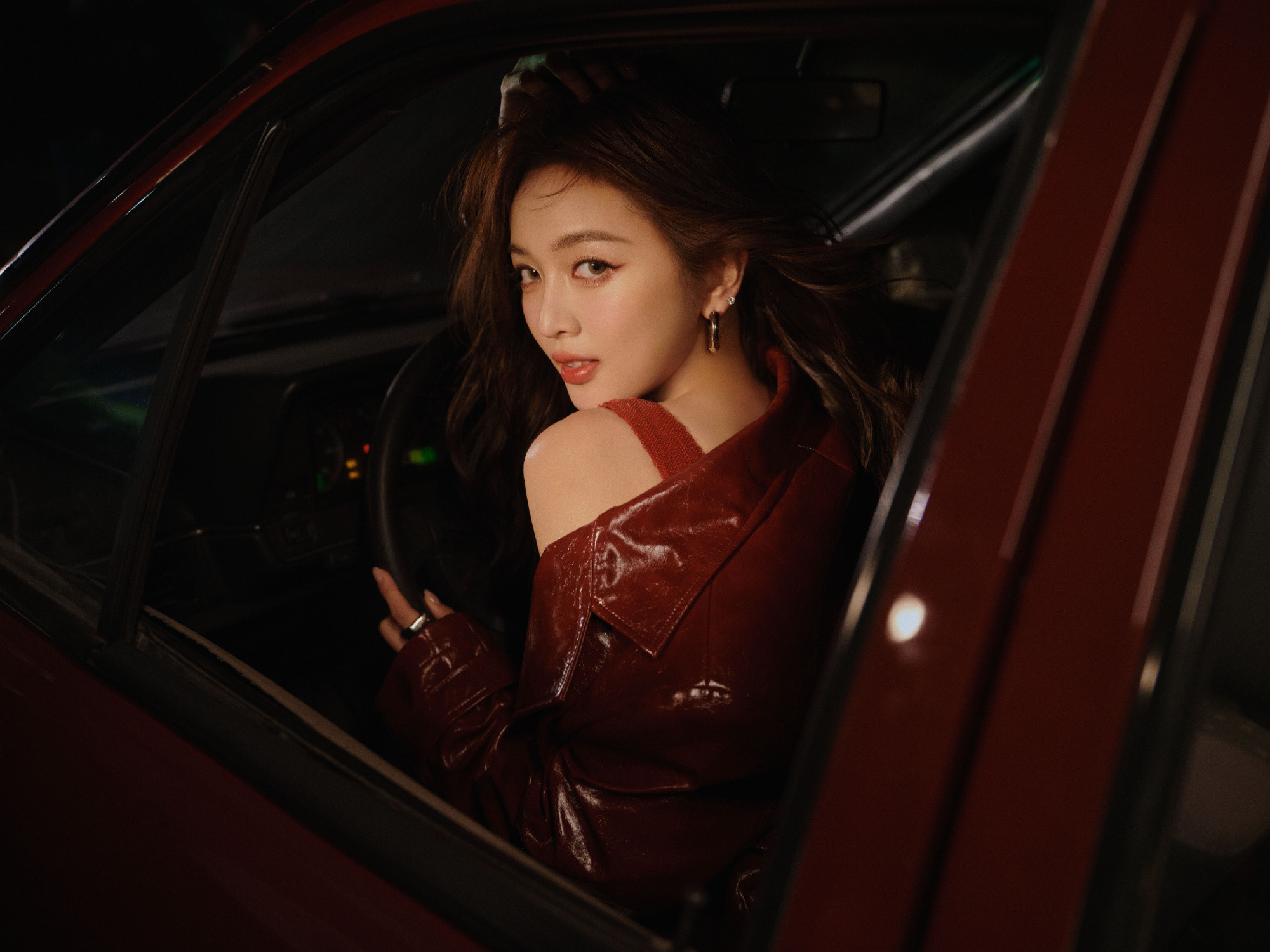 吴宣仪开年玫红皮衣裙装，热烈迷人。吴宣仪