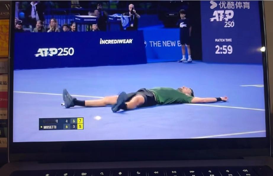 德约2:1逆转击败穆塞蒂，夺得雅典站的冠军，随后德约立马官宣退出年终总决赛。这一