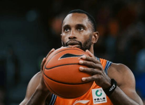 上海队大胜浙江之后，主教练卢伟也算是松了口气，最起码帅位应该算是稳了，他真的是把