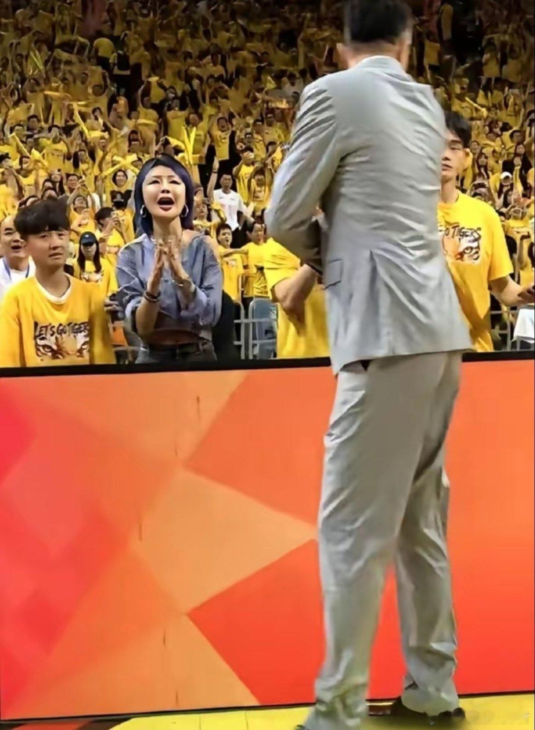 不少广东球迷留意到一个现象，杜锋岗位调整之后，陈海涛老板频繁现身球队训练场，督训
