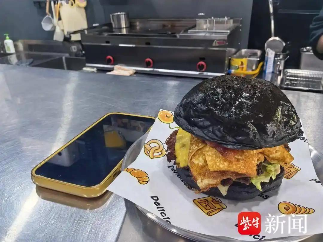 这不是玩不起吗？江苏常州，一女生购买团购自助，在店里一口气吃了12个汉堡，第二次